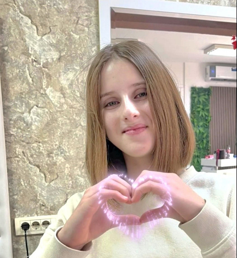 ИСТОЧНО НОВО САРАЈЕВО, 24. ДЕЦЕМБРА /СРНА/ - Дванаестогодишња Марија Косорић из Источног Новог Сарајева одлучила је у договору са родитељима да његовану дугу косу ошиша и донира Удружењу родитеља дјеце обољеле од малигних болести "Искра" у Бањалуци.