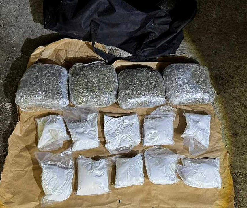 ТУЗЛА, 25. ДЕЦЕМБРА /СРНА/ - Полиција је на више локација у Тузланском кантону пронашла више од 10 килограма амфетамин спида и више од четири килограма канабиса и ухапсила два лица, док је треће већ у притвору, сви због сумње да су починили кривично дјело неовлаштена производња и промет дроге.