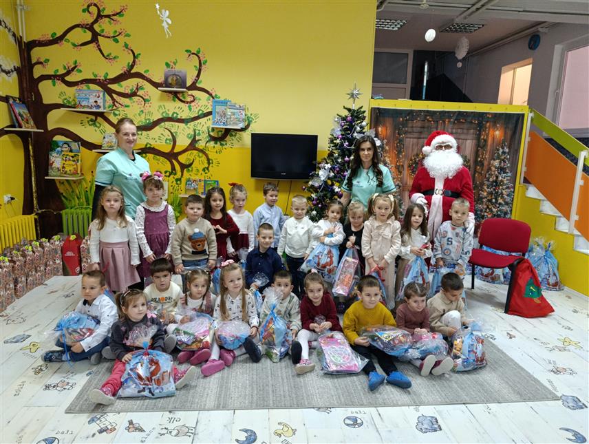 МРКОЊИЋ ГРАД, 25. ДЕЦЕМБРА /СРНА/ - Малишанима у Дјечијем вртићу "Миља Ђукановић" у Мркоњић Граду и подручним одјељењима данас је подијељено 300 новогодишњих пакетића.