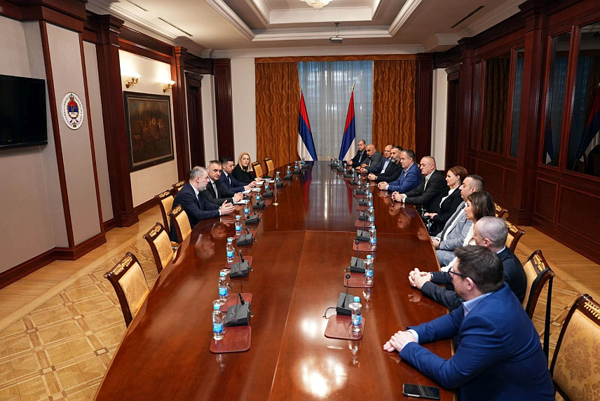 БАЊАЛУКА, 25. ДЕЦЕМБРА /СРНА/ - Предсједник Владе Републике Српске Саво Минић разговараo je данас у Бањалуци са представницима Удружења хирурга Српске. Састанку је присуствовао и министар здравља и социјалне заштите Републике Српске Ален Шеранић.