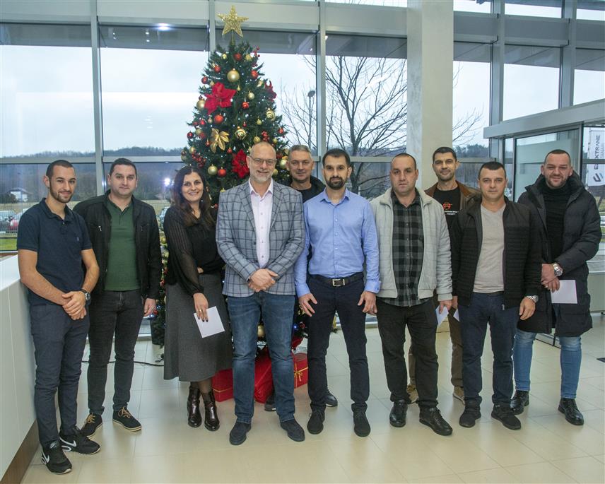 ДОБОЈ, 25. ДЕЦЕМБРА /СРНА/ - Компанија "Електране Станари" изабрала је за најуспјешнијег радника у овој години главног пословођу на откривци рудника Слободана Грујића, којем је уручена награда од 6.000 КМ.