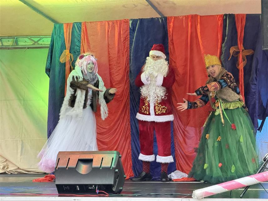 ПРЊАВОР, 25. ДЕЦЕМБРА /СРНА/ - Глумци београдског позоришта "Јеленица" данас су на тргу у Прњавору одиграли представу "Дјед Мраз на одмору", која дјецу учи да чувају праве пријатеље и не буду себична.