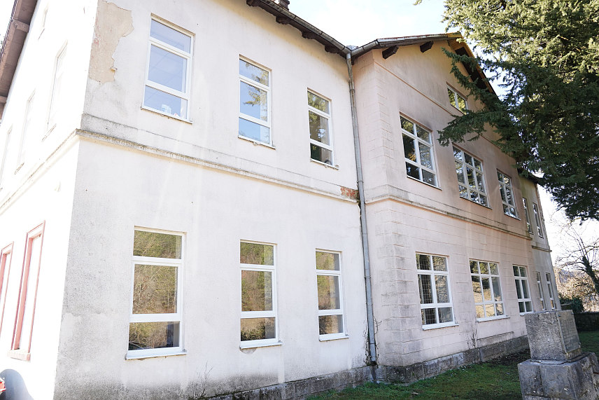 TРЕБИЊЕ, 25. ДЕЦЕМБРА /СРНА/ - У оквиру пројекта реконструкције подручне школе у Ластви код Требиња завршена је прва фаза у оквиру које је замијењена столарија и саниран дио крова, а радове вриједне око 65.000 КМ финансирали су Министарство пољопривреде, шумарства и водопривреде Републике Српске и требињска Градска управа.