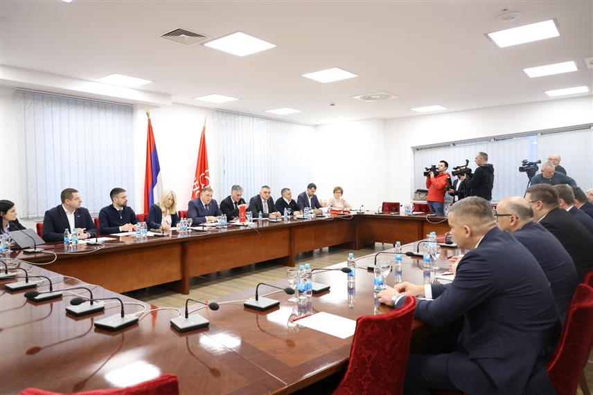 БАЊАЛУКА, 25. ДЕЦЕМБРА /СРНА/ - Састанак представника странака владајуће коалиције у Републици Српској којем присуствује руководство СНСД-а предвођено лидером те странке Милорадом Додиком, као и предсједници Уједињене Српске, СП-а и СПС-а Ненад Стевандић, Петар Ђокић и Горан Селак. /Фото - Борислав Здриња/