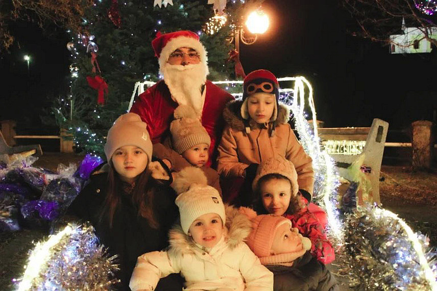 КАЛИНОВИК, 25. ДЕЦЕМБРА /СРНА/ - Општина Калиновик организовала је подјелу новогодишњих пакетића за најмлађе суграђане, односно дјецу до шест година и ученике до петог разреда који похађају Основну школу "Љутица Богдан" у овој локалнoј заједници.