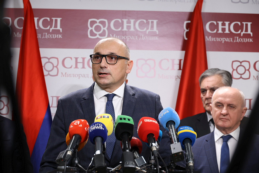 БАЊАЛУКА, 25. ДЕЦЕМБРА /СРНА/ - Лидер НПС-а Дарко Бањац рекао је да су Суд БиХ и ЦИК упорни у намјери да направе кризу у Републици Српској, али да се владајућа коалиција и српски народ нису уморили да покажу да им други неће бирати предсједника Републике. /Фото - Борислав Здриња/