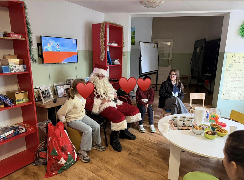 БИЈЕЉИНА, 25. ДЕЦЕМБРА /СРНА/ - Ученици Гимназије "Филип Вишњић" у Бијељини посјетили су Дневни центар за дјецу са потешкоћама у развоју, као и Дневни центар за дјецу у ризику при Центру за социјални рад, те подијелили пакетиће.