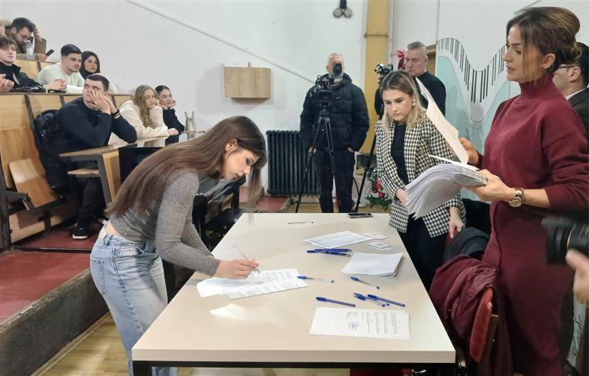 ИСТОЧНО НОВО САРАЈЕВО, 25. ДЕЦЕМБРА /СРНА/ - У Источном Новом Сарајеву данас су потписани уговори о стипендирању са 117 студената, за шта је из општинског буџета издвојено 175.000 КМ.