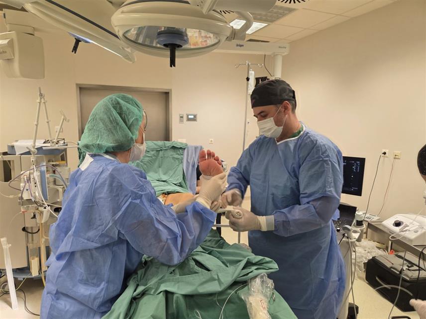 БИЈЕЉИНА, 25. ДЕЦЕМБРА /СРНА/ - У Болници "Свети врачеви" Бијељина успјешно су изведене прве ласерске операције проширених вена ногу, чиме је направљен значајан искорак у лијечењу једног од најчешћих проблема у васкуларној хирургији.