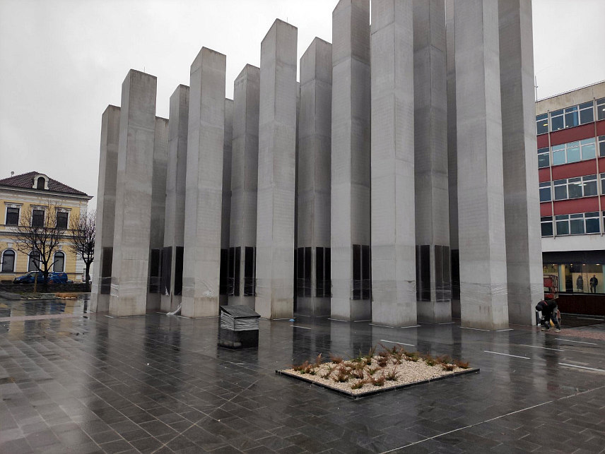 БАЊАЛУКА, 25. ДЕЦЕМБРА /СРНА/ - У центру Бањалуке увелико трају завршни радови на Централном спомен-обиљежју погинулим борцима у Одбрамбено-отаџбинском рату, чије је свечано откривање планирано 8. јануара, у оквиру обиљежавања Дана Републике.