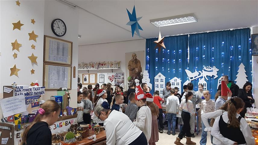 ПРЊАВОР, 26. ДЕЦЕМБРА /СРНА/ - Први предузетнички новогодишњи базар на којем су ученици изложили новогодишње и божићне украсе, честитке, ручне радове, играчке, али и прехрамбене производе које су припремили самостално или уз помоћ чланова породице, одржан је данас у Основној школи "Бранко Ћопић" у Прњавору.