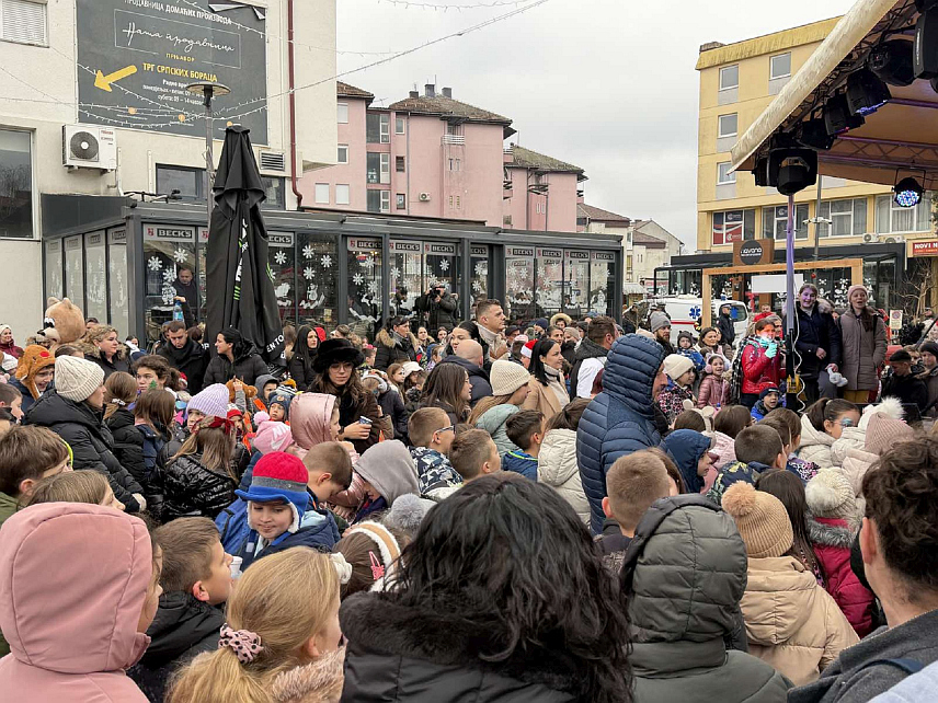 ПРЊАВОР, 26. ДЕЦЕМБРА /СРНА/ - Пјевачица и кантаутор Зое Кида одржала је данас у Прњавору у оквиру манифестације "Зимофест" концерт на отвореном, а њен наступ изазвао је велику пажњу најмлађих Прњаворчана који су испунили градски трг.