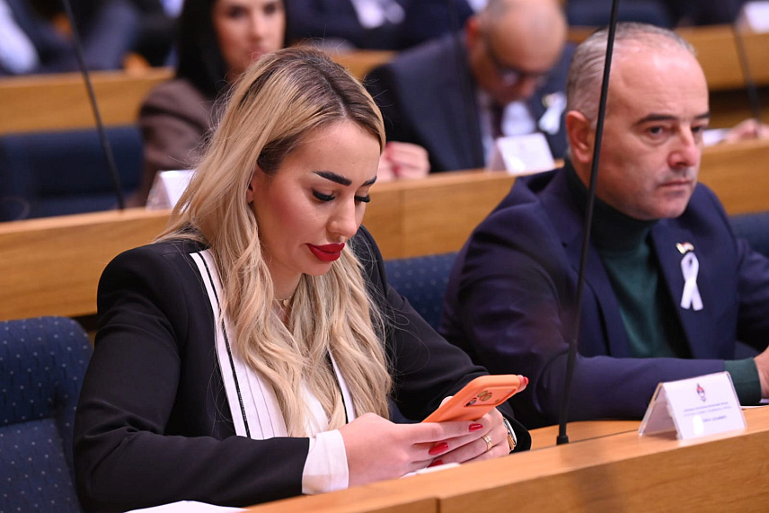 БАЊАЛУКА, 26. ДЕЦЕМБРА /СРНА/ - Посланик Уједињене Српске у Народној скупштини Републике Српске Николина Шљивић поручила је да ће предузети одговарајуће правне радње против медија који су износили нетачне и непровјерене информације о њој, те водили кампању која нема везе ни са професионалним, ни са основним људским достојанством.	

