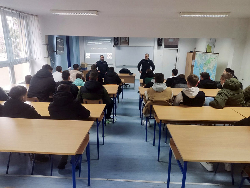 БАЊАЛУКА, 26. ДЕЦЕМБРА /СРНА/ - Припадници Полицијске станице Котор Варош одржали су данас предавање ученицима Средњошколског центра "Никола Тесла" у Котор Варошу с циљем едукације и подизања свијести о опасностима и посљедицама које произилазе из нестручне и незаконите употребе пиротехнике.