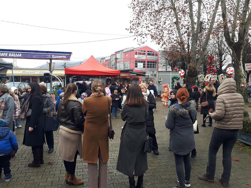 КОСTАЈНИЦА, 26. ДЕЦЕМБРА /СРНА/ - Забавна манифестација "Костајничка зима" почела је данас организовањем Новогодишњег базара.