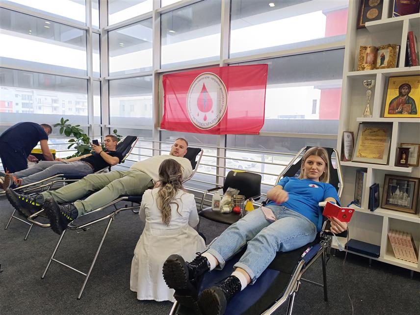 ИСТОЧНО САРАЈЕВО, 26. ДЕЦЕМБРА /СРНА/ – У Источном Сарајеву данас је у годишњој акцији добровољног давања крви прикупљено 87 доза, чме су обезбијеђене довољне залихе у празничним данима.