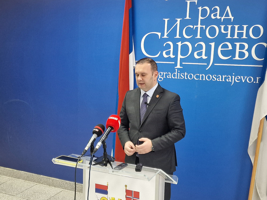 ИСТОЧНО САРАЈЕВО, 26. ДЕЦЕМБРА /СРНА/ – Градоначелник Источног Сарајева Љубиша Ћосић на конференцији за новинаре .