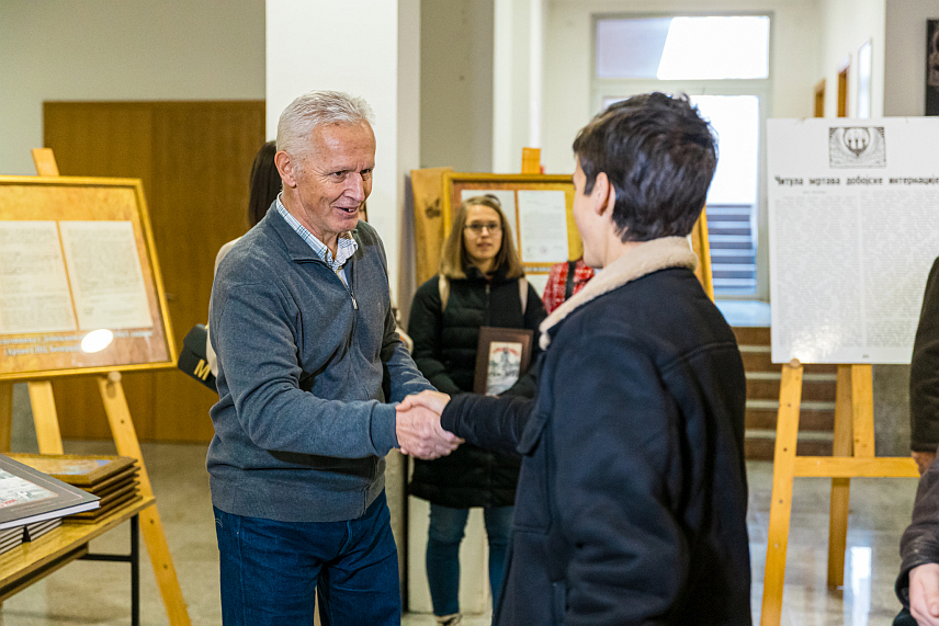 ПАЛЕ, 26. ДЕЦЕМБРА /СРНА/ - Изложба о Добојском логору и страдању српских цивила у Првом свјетском рату свечано је данас затворена на Палама додјелом признања ученицима-кустосима.