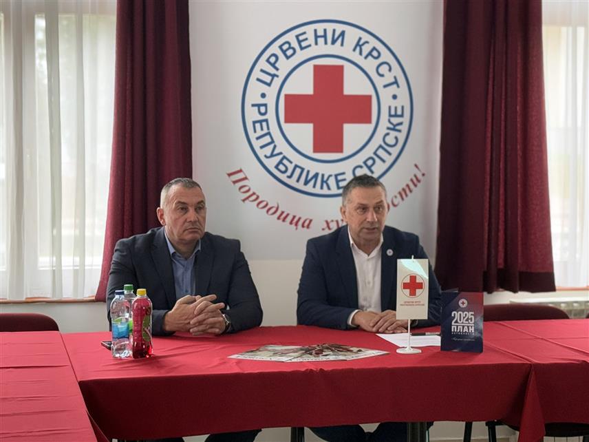 ПАЛЕ, 26. НОВЕМБРА /СРНА/ - Начелник општине Пале Дејан Којић и генерални секретар Црвеног крста Републике Српске Рајко Лазић.
