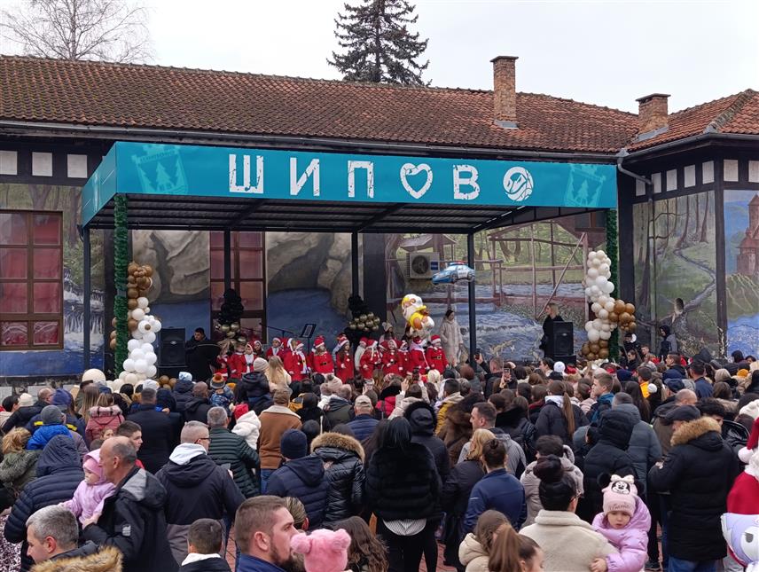 ШИПОВО, 26. ДЕЦЕМБРА /СРНА/ - На Тргу патријарха Павла у Шипову данас је, уз забавни програм и Дједа Мраза, прослављена дјечија Нова година, а 500 малишана добило је пакетиће.
