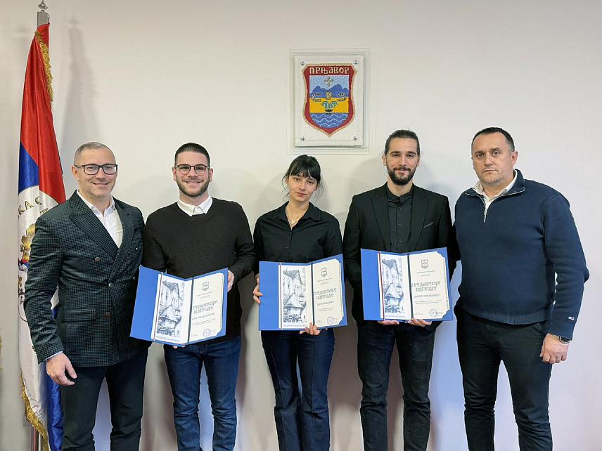ПРЊАВОР, 26. ДЕЦЕМБРА /СРНА/ - Град Прњавор данас је наградио са по 5.000 КМ троје најбољих студената - Данила Божуновића, Лару Лукановић и Кристијана Јовића.