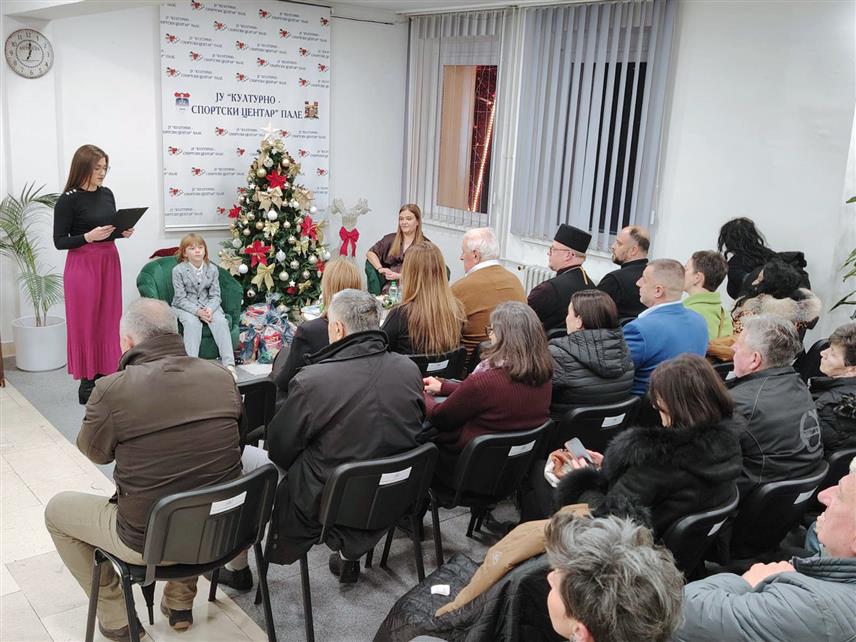 ПАЛЕ, 26. ДЕЦЕМБРА /СРНА/ - Маја Ковачевић из Краљева, самохрана мајка 11 дјеце, представила је вечерас на Палама своје књиге које се баве историјом, вјером и личностима блиским православној традицији.	

