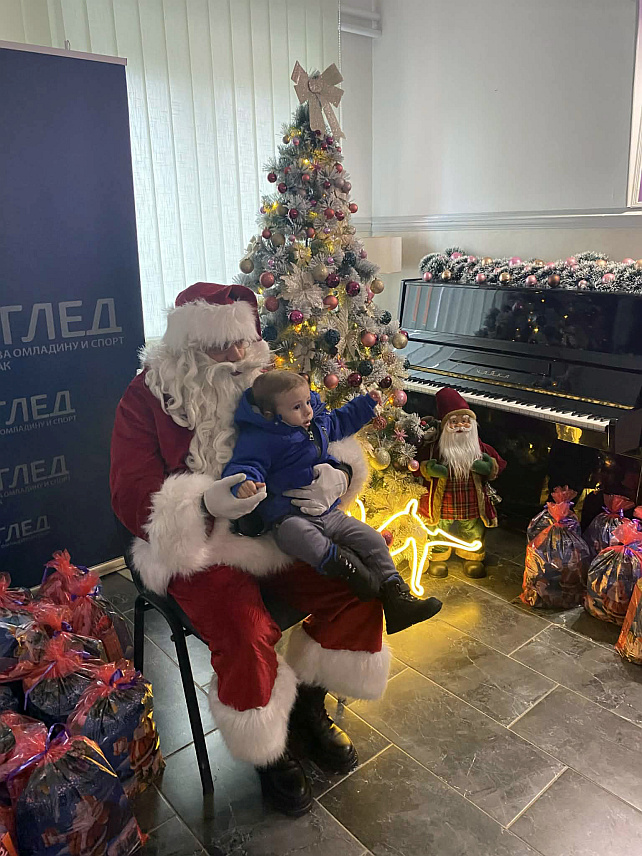 ХАН ПИЈЕСАК, 26. ДЕЦЕМБРА /СРНА/ - У Хан Пијеску подијељено је 220 новогодишњих пакетића малишанима са подручја ове локалне заједнице.