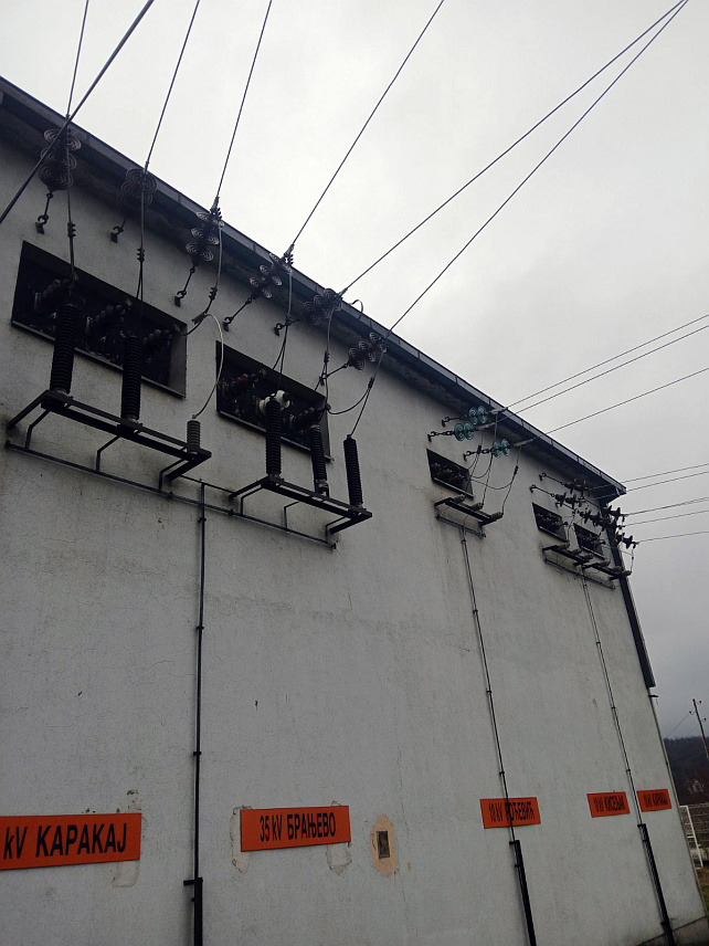 БИЈЕЉИНА, 26. ДЕЦЕМБРА /СРНА/ - Због интервентне санације крова на објекту трафо станице "Козлук" сутра ће без електричне енергије бити 3.000 потрошача у дијелу Подриња, најављено је из "Електро-Бијељине".	
