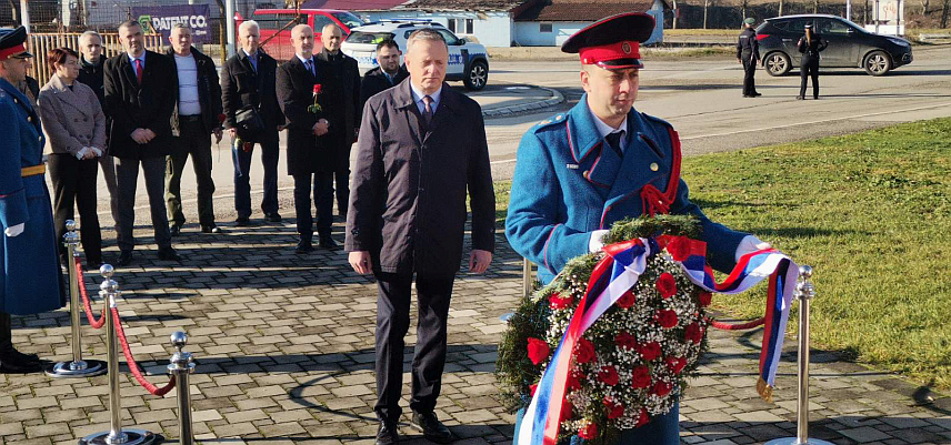 ДОБОЈ, 27. ДЕЦЕМБРА /СРНА/ - Изасланик српског члана Предсједништва БиХ Маја Гачић и помоћник министра рада и борачко-инвалидске заштите Небојша Видаковић данас су у име институција Републике Српске положили вијенац код споменика жртвама добојског логора недалеко од жељезничке станице у Добоју.