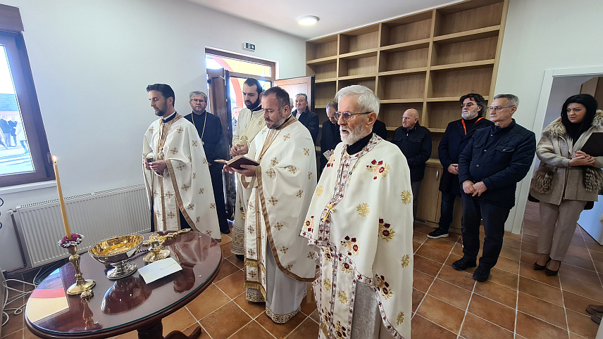 ДОБОЈ, 27. ДЕЦЕМБРА /СРНА/ - У Добоју је данас освештан нови објекат административног центра Црквене општине Добој, који се налази у порти Спомен-храма Светих апостола Петра и Павла.