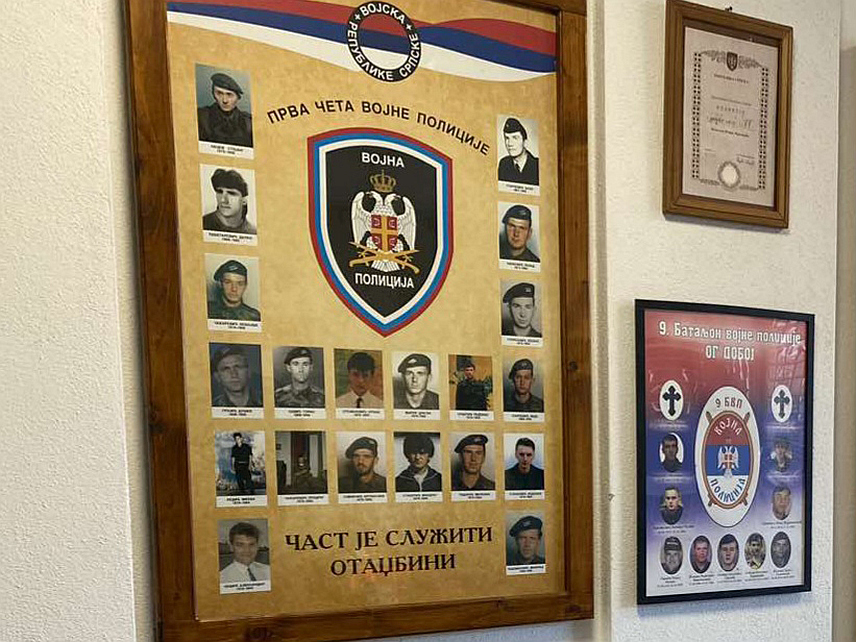 ДОБОЈ, 27. ДЕЦЕМБРА /СРНА/ - Удружење ветерана Прве чете војне полиције, чији су припадници међу првима стали на браник отаџбине у борби за одбрану Добоја, организовало је данас полагање вијенаца за 20 погинулих сабораца поводом 33 године од оснивања ове чете.