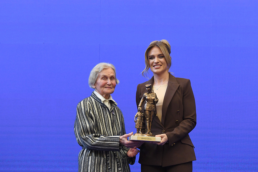 БЕОГРАД, 27. ДЕЦЕМБРА /СРНА/ - Признања "Милунка Савић" за седам жена које су на различите начине показале хуманост, солидарност, храброст, пружиле подршку особама са инвалидитетом и допринијеле очувању породичног предузетништва уручила је министар за рад, запошљавање, борачка и социјална питања Милица Ђурђевић Стаменковски.