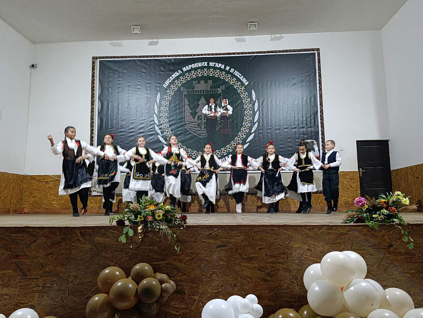 ШИПОВО, 27. ДЕЦЕМБРА /СРНА/ - Ансамбл народних игара и пјесама "Никола Кокошар" из Шипова вечерас је одржао дјечији годишњи концерт, на којем је наступило више од 150 учесника узраста од пет до 12 година.