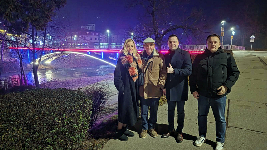 ФОЧА, 27. ДЕЦЕМБРА /СРНА/ - Фочанска Сат-кула Мехмед паше Кукавице и два моста на Ћехотини вечерас су засијали у пуној љепоти након што су добили савремену лед-расвјету у оквиру пројекта прекограничне сарадње Фоче са Плужинама у Црној Гори. Начелник општине Фоча Милан Вукадиновић присуствовао је свечаном пуштању у рад нове расвјете са сарадницима и аутором пројекта освјетљења ових објеката архитектом Миланом Кулићем из Београда.