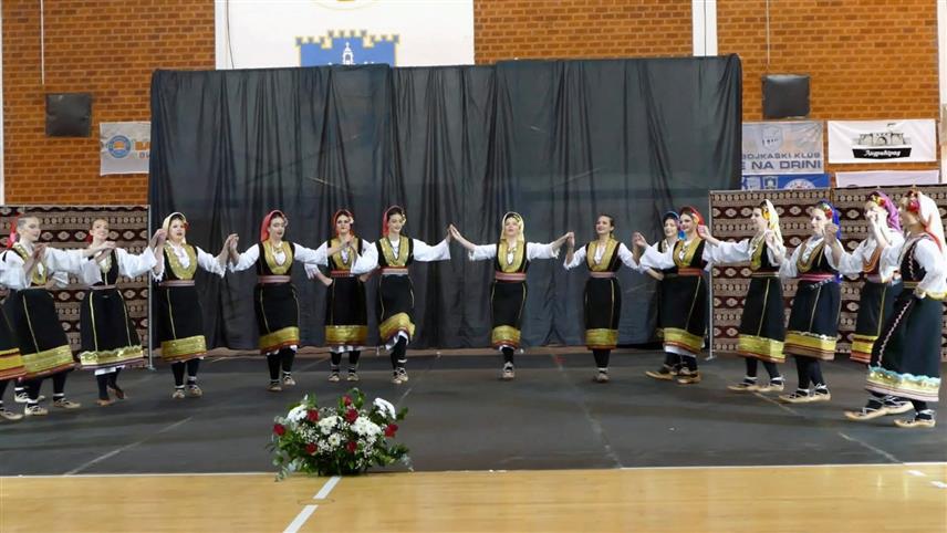 ВИШЕГРАД, 27. ДЕЦЕМБРА /СРНА/ – Културно-умјетничко друштво /КУД/ "Соко ХЕД" из Вишеграда је свечаним концертом "Срце нам је тамо гдје си ти" обиљежило још једну успјешну годину рада, као и сјећање на некадашњег кореографа Драгана Ђокића.