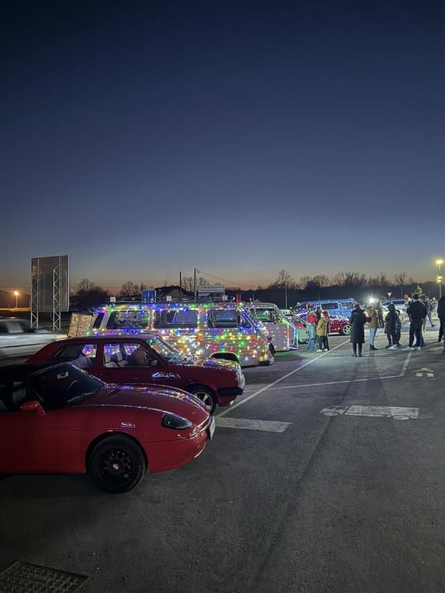 ПРЊАВОР, 27. ДЕЦЕМБРА /СРНА/ - Олдтајмери у новогодишњем издању и рок концерт групе "Деминутив" обиљежили су вечерашњи програм "Зимофеста" на градском тргу у Прњавору.