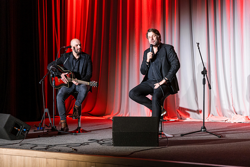 ПАЛЕ, 27. ДЕЦЕМБРА /СРНА/ - Новогодишњом вечери поезије и музике вечерас се паљанској публици представио пјесник Марко Милошевић, који је рекао да своје стваралаштво зове поезијом живота.