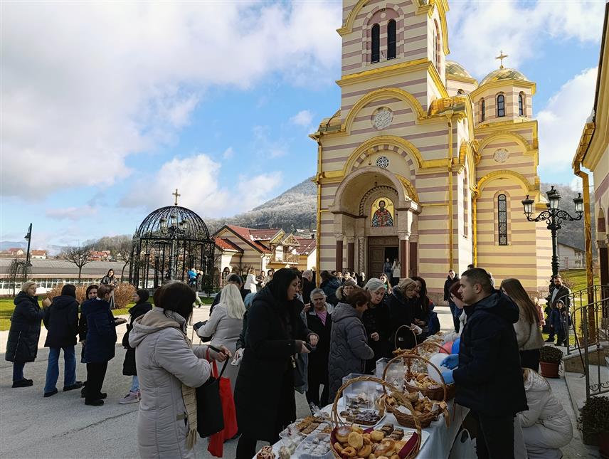 МРКОЊИЋ ГРАД, 28. ДЕЦЕМБРА /СРНА/ - Хуманитарна организација "Срби за Србе" данас је испред два храма у Мркоњић Граду организовала акцију "Крофне из блока" чији ће добровољни прилог бити прослијеђен за помоћ социјално угроженим породицама у Републици Српској.