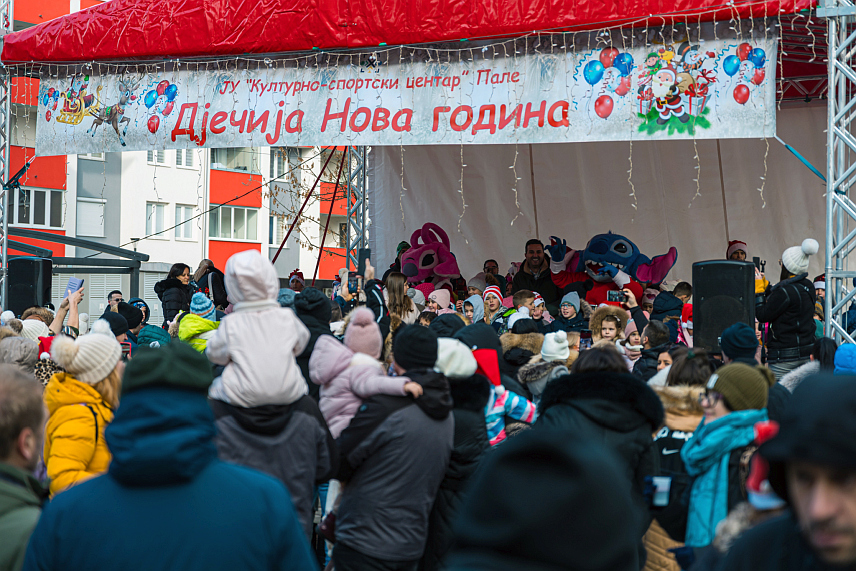 ПАЛЕ, 28. ДЕЦЕМБРА/СРНА/ - Дјечија Нова година обиљежена је данас на Палама уз забавни програм за најмлађе.
