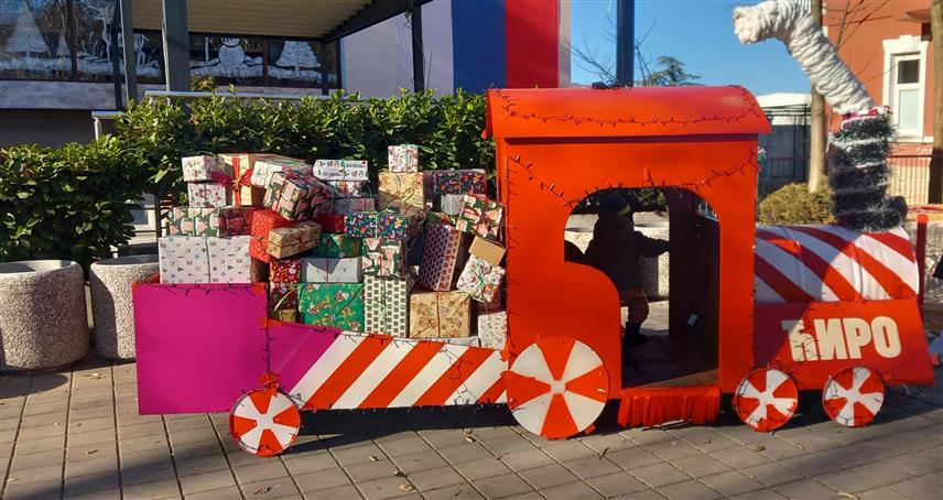 БИЛЕЋА, 28. ДЕЦЕМБРА /СРНА/ - У општини Билећа у току је празнично украшавање улица у сусрет манифестацији "Божићна бајка", која ће бити одржана 3. и 4. јануара.