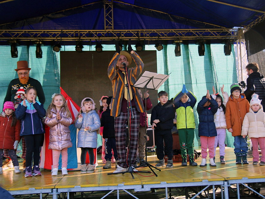 ДОБОЈ, 29. ДЕЦЕМБРА /СРНА/ - Велики број најмлађих Добојлија присуствовао је прослави дјечије Нове године уз музичко-сценски наступ глумца Ивана Јевтовића и концерт пјевачице Ане Радоњић.