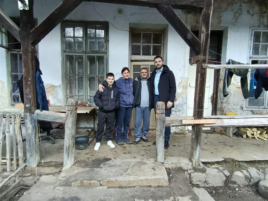 ПРИЈЕДОР, 29. ДЕЦЕМБРА /СРНА/ - Град Приједор пружиће конкретну помоћ како би се што прије створили услови за достојанствен живот породице Вукојевић у Љубији, која станује у дотрајалној кући која није безбједна за живот, градоначелник Приједора Слободан Јавор посјетио је данас породицу Вукојевић.