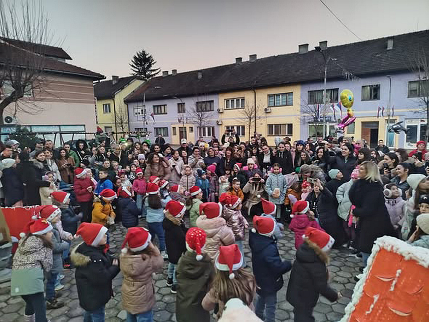 РОГАТИЦА, 29. ДЕЦЕМБРА /СРНА/ - Најмлађи Рогатичани уживали су у богатом културно-забавном програму, креативним радионицама, наступима другара, пројекцији анимираног филма и пратећим садржајима у оквиру "Новогодишњег вашара" у Рогатици.