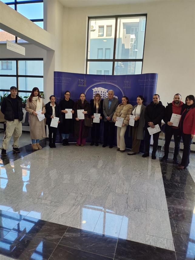 БРАТУНАЦ, 29. ДЕЦЕМБРА /СРНА/ - Начелник општине Братунац Лазар Продановић данас је уручио рјешења о новчаним подстицајима родитељима 13 новорођене дјеце у посљедња два мјесеца из братуначке општине.