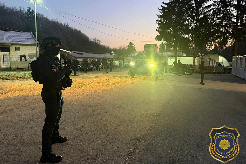 САРАЈЕВО, 29. ДЕЦЕМБРА /СРНА/ - Припадници Федералне управе полиције /ФУП/ провјерили су око 400 миграната у кампу у Блажују, пронашли наркотикe и идентификовали три безбједносно интересантна лица, од којих су два држављани Сирије, а једно азербејџанске националности.