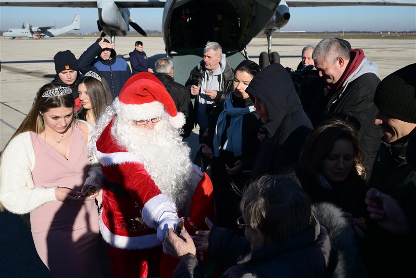 БЕОГРАД, 29. ДЕЦЕМБРА /СРНА/ - Припадници Војске Србије су поводом предстојећих празника на војном аеродрому "Пуковник-пилот Миленко Павловић" у Батајници организовано даровали пакетиће дјеци и млађим особама са сметњама у развоју.	
