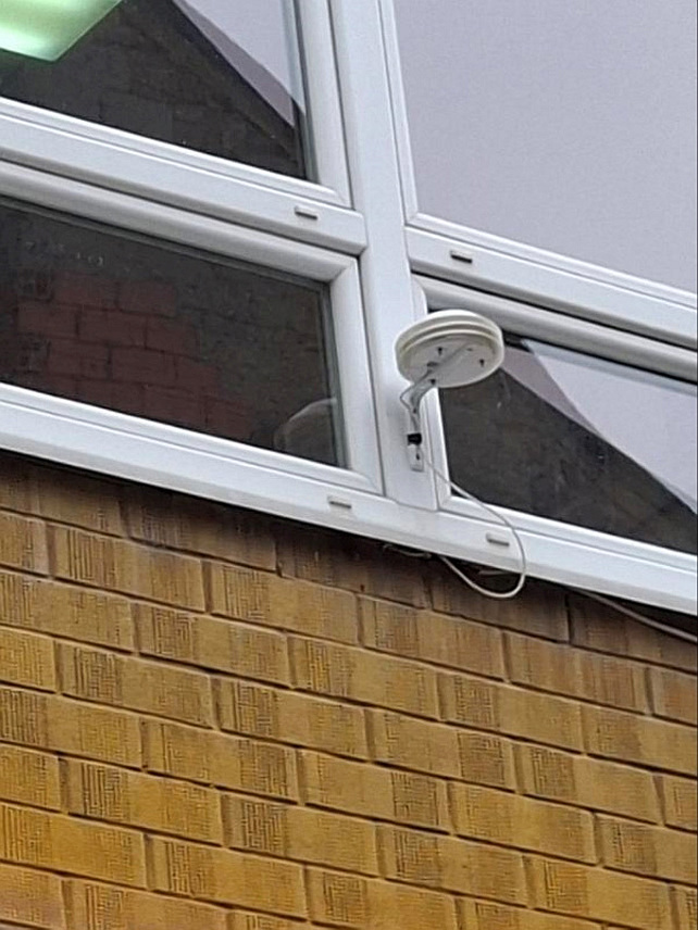 ЗВОРНИК, 29. ДЕЦЕМБРА /СРНА/ - Град Зворник, у сарадњи са Електротехничким факултетом из Источног Сарајева, обезбиједио је сензор за мјерење квалитета ваздуха, који је постављен на објекту Средњошколског центра "Петар Кочић".