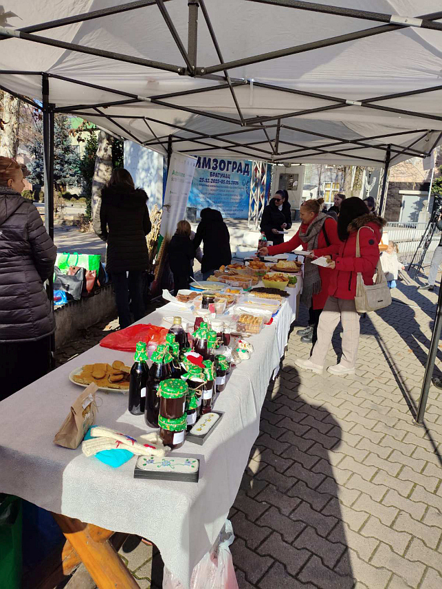 БРАТУНАЦ, 29. ДЕЦЕМБРА /СРНА/ - На Тргу Милоша Обилића у Братунцу данас су дјеца уживала у садржајном програму предновогодишње манифестације "Зимзоград", која се ове године први пут организује у овој општини.