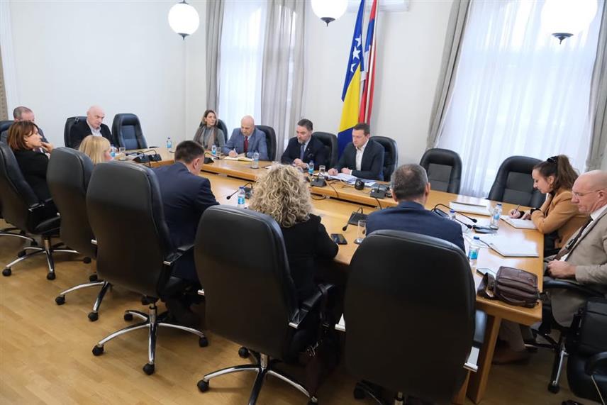 САРАЈЕВО, 29. ДЕЦЕМБРА /СРНА/ - Министар спољне трговине и економских односа у Савјету министара Сташа Кошарац одржао је данас радни састанак са представницима надлежних министарстава Републике Српске и Федерације БиХ о усаглашавању Мапе пута Система за трговање емисијама /ЕТС/.