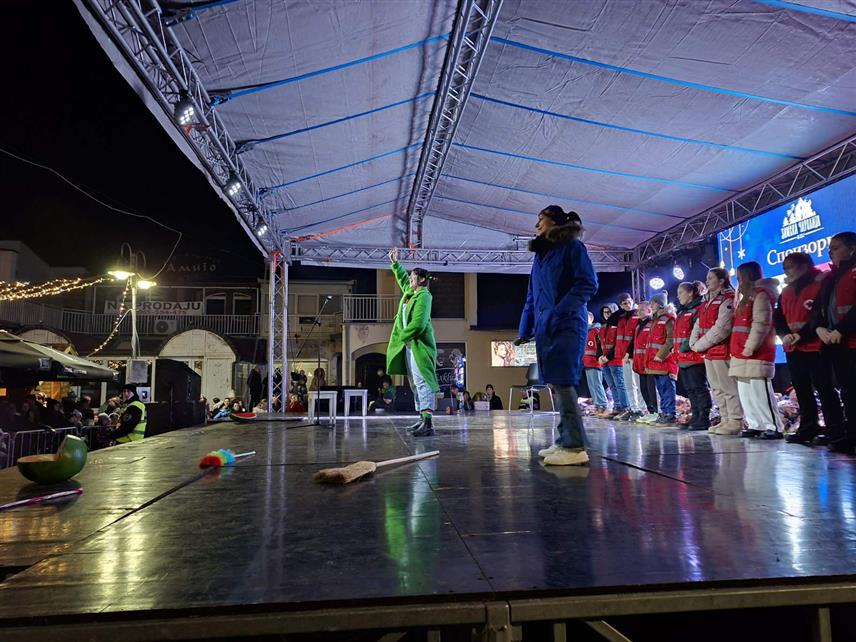 ШАМАЦ, 29. ДЕЦЕМБРА /СРНА/ - На градском тргу у Шамцу је током традиционалне прославе дјечије Нове године најмлађим суграђанима подијељено више од 500 новогодишњих пакетића које је обезбиједила општина.